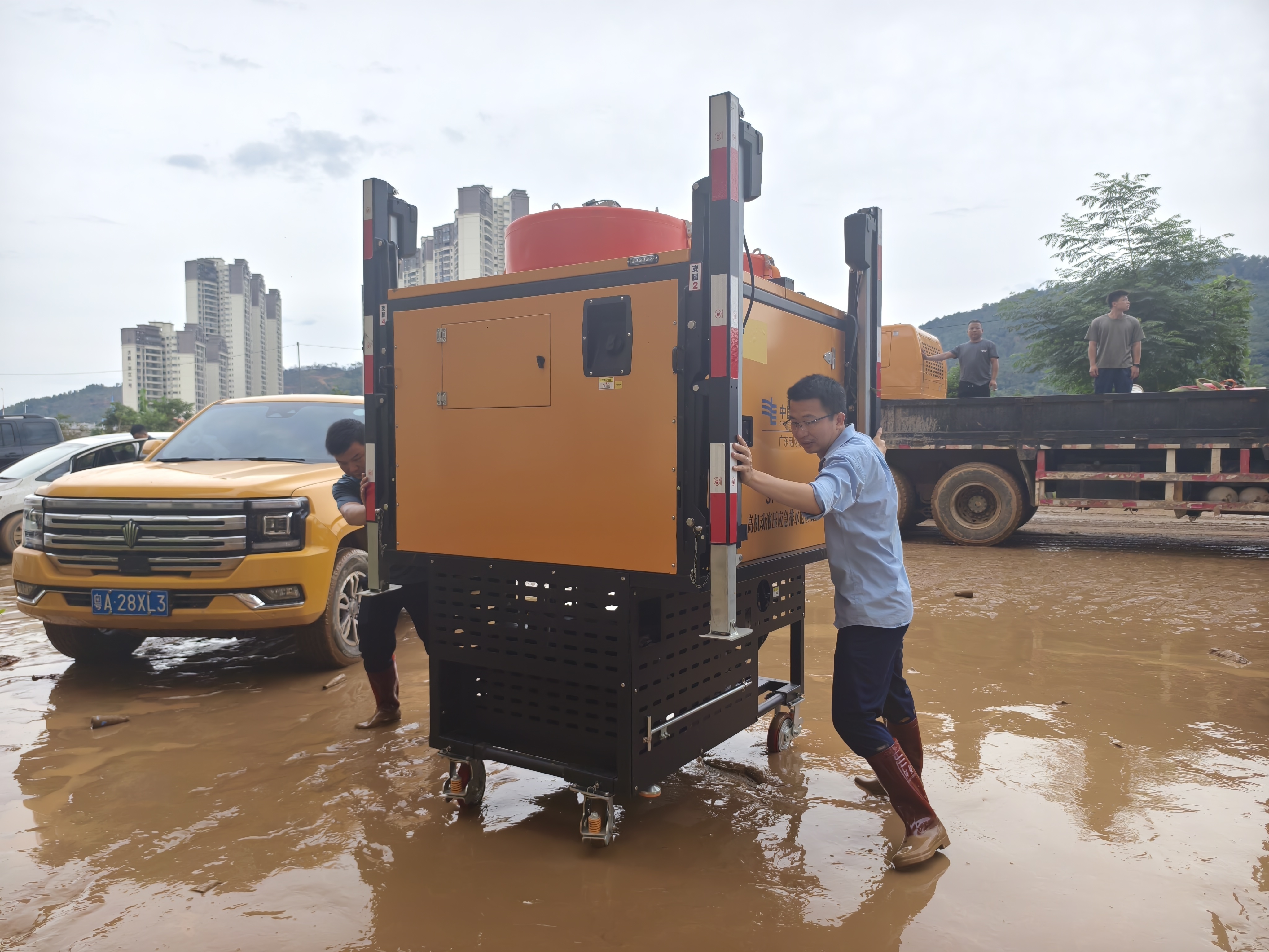 电亮灾区,心手相牵——海洋王赴怀集、桑植驰援抗洪保电战 电亮灾区,心手相牵——海洋王赴怀集、桑植驰援抗洪保电战