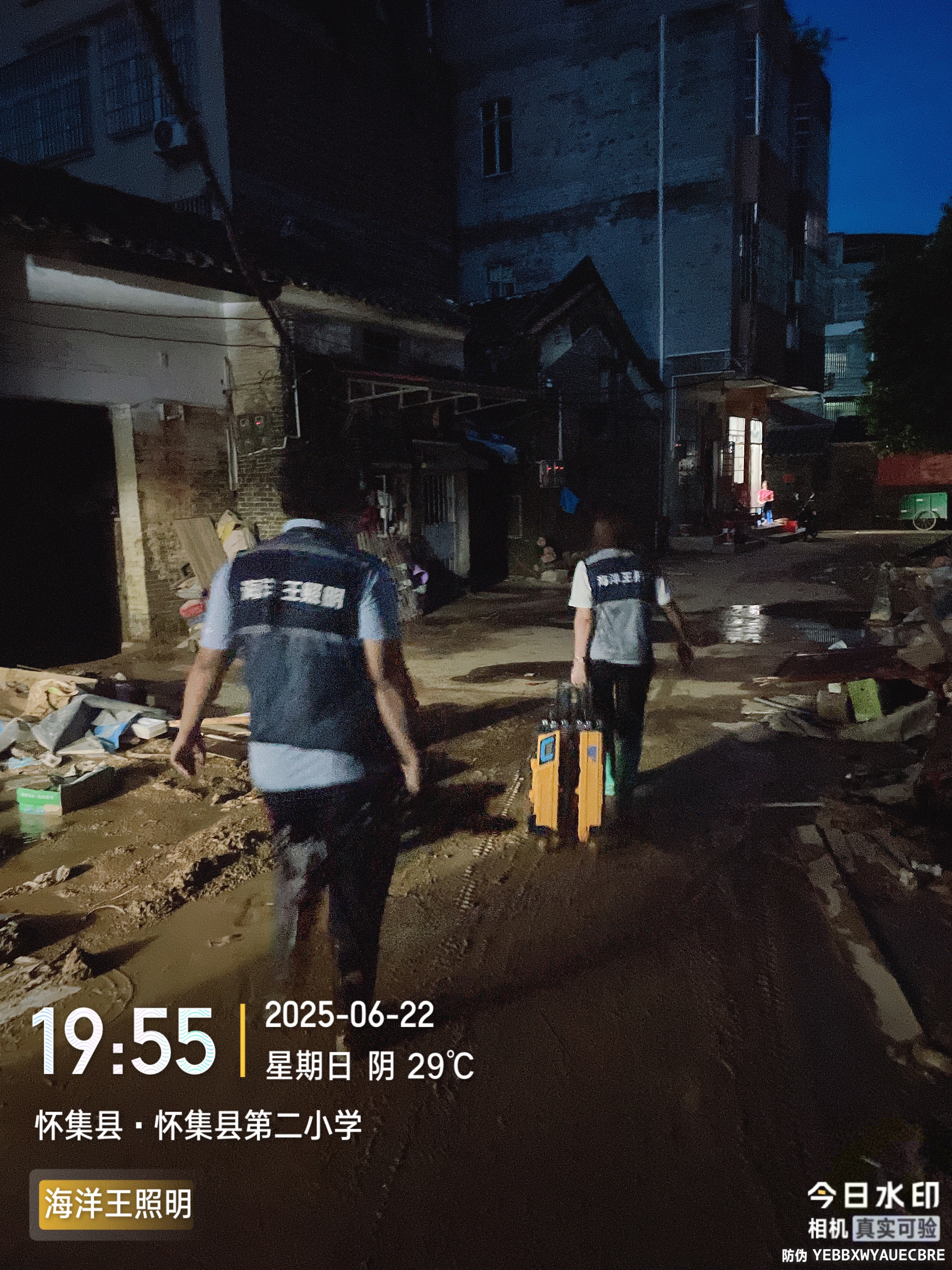 洪涛之上,灯影织就的黎明诗章 洪涛之上,灯影织就的黎明诗章